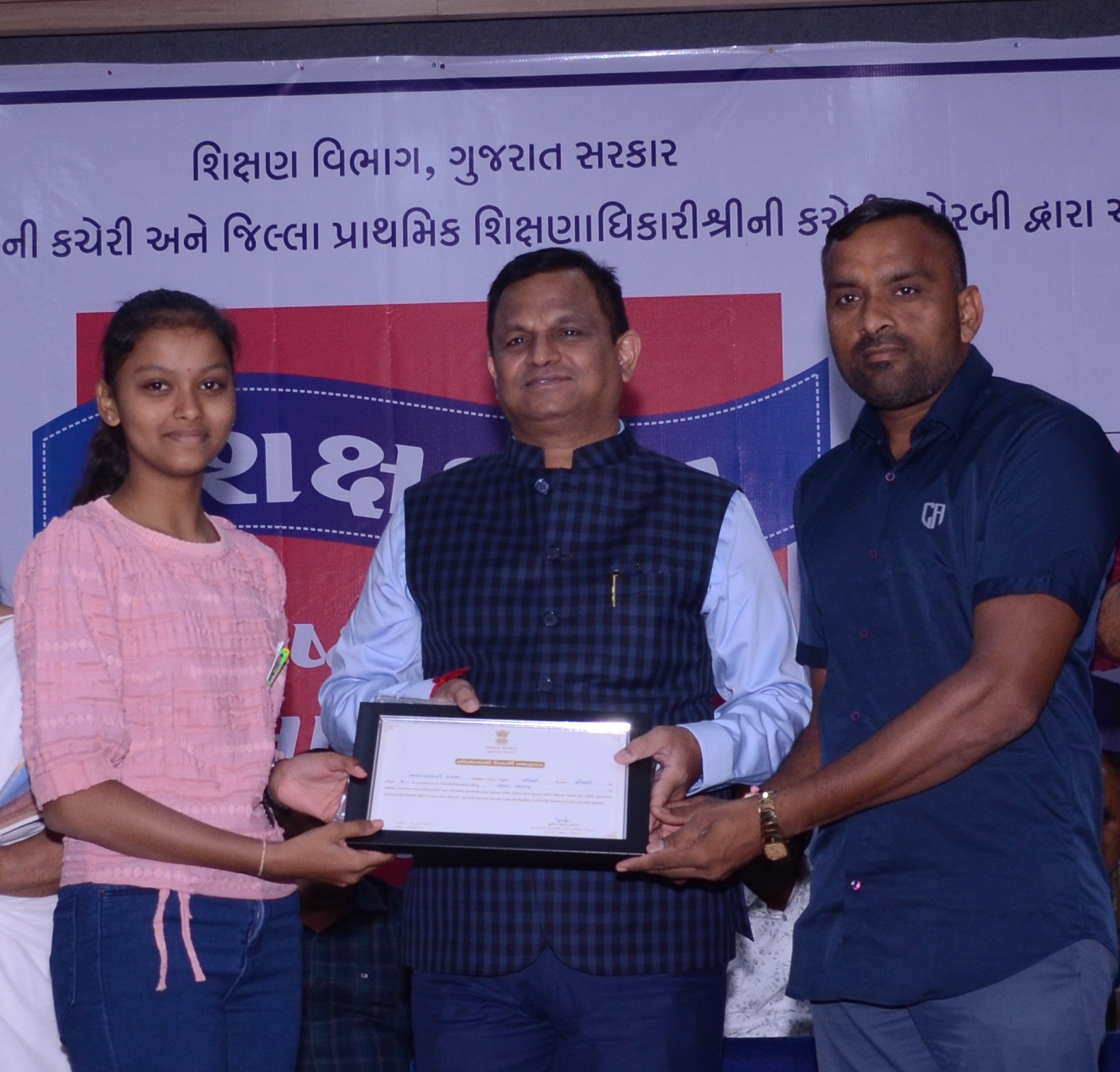 મોરબીની પીએમશ્રી માધાપરવાડી કન્યા શાળાની પ્રતિભાશાળી બાળાઓ નું મહાનુભાવોના વરદ હસ્તે સન્માન