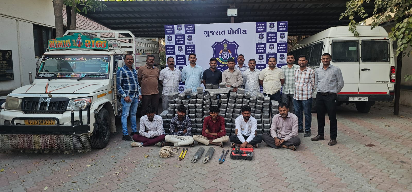 વાંકાનેરમાં એલ્યુમિનિયમ ઈલેક્ટ્રોનિક વાયર ચોરી કરનાર ગેંગનો ક્યોં પર્દાફાશ 14.13 લાખના મુદ્દામાલ સાથે એલસીબી પોલીસે 5 આરોપીને દબોચી લીધા