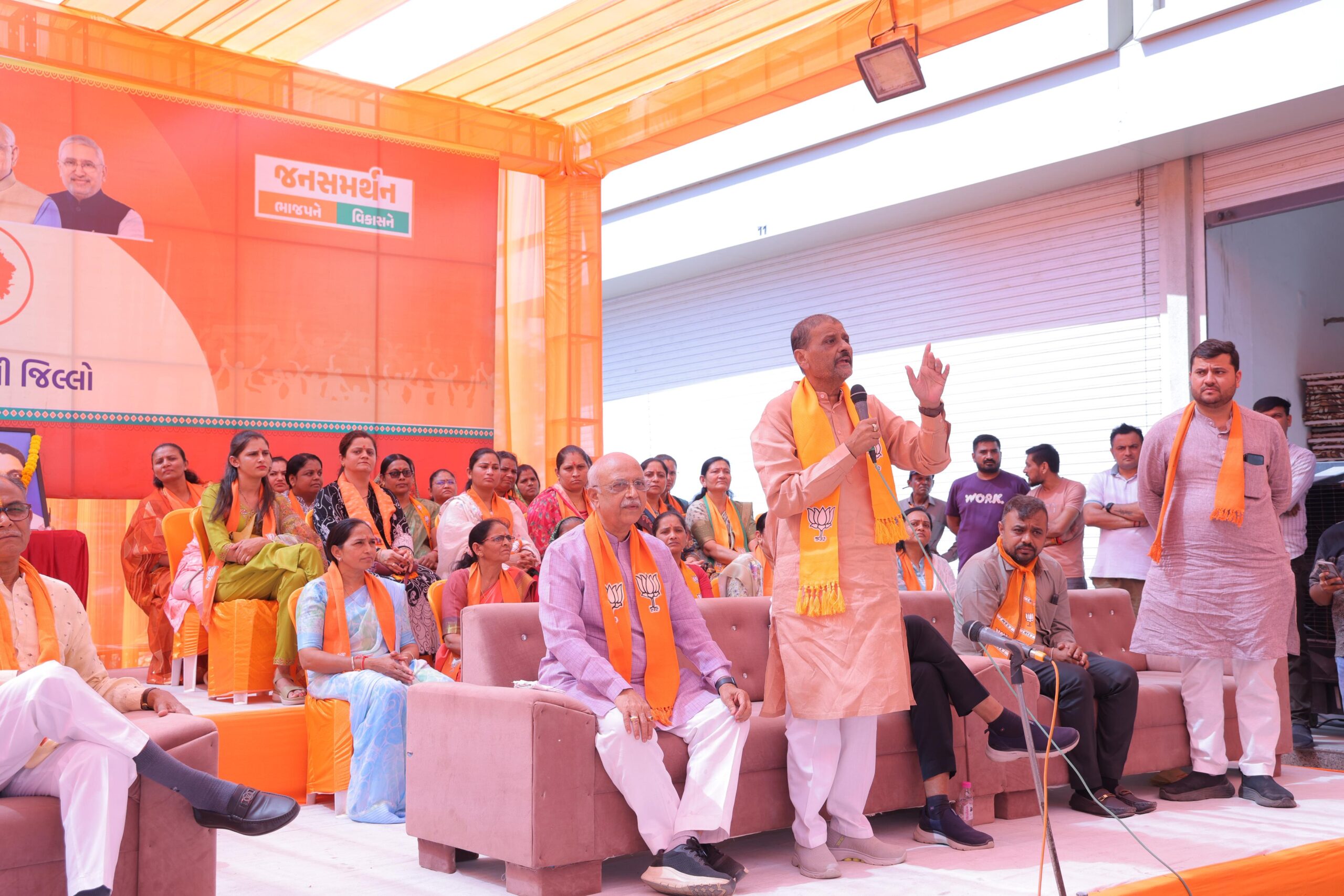 મોરબીમાં ભાજપ દ્વારા જનસેવા સંકલ્પ કાર્યક્રમમાં ઉમેદવારોએ સંકલ્પ લીધા 52 ઉમેદવારોની ઉપસ્થિતિમાં વિજય નો હુંકાર